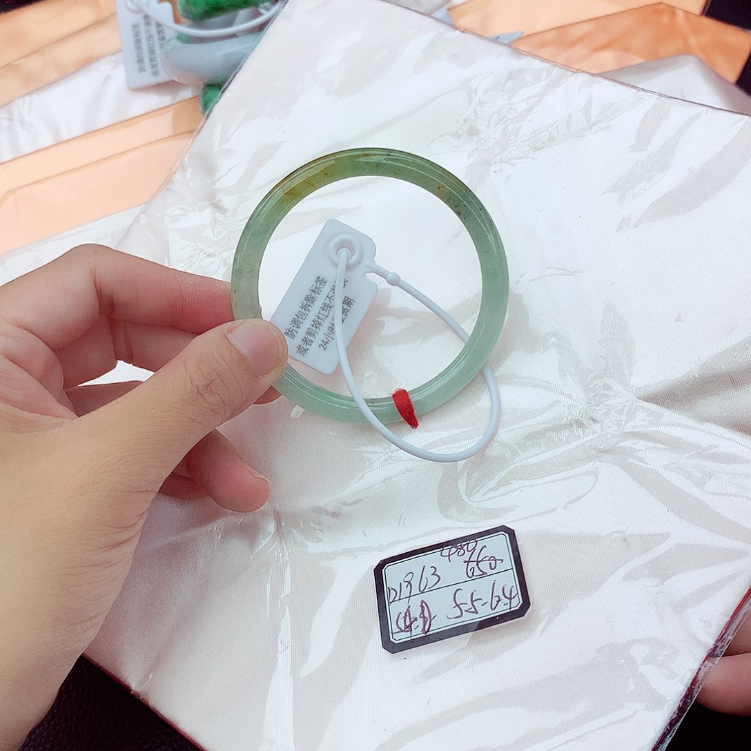 翡翠手镯未镶嵌翡翠