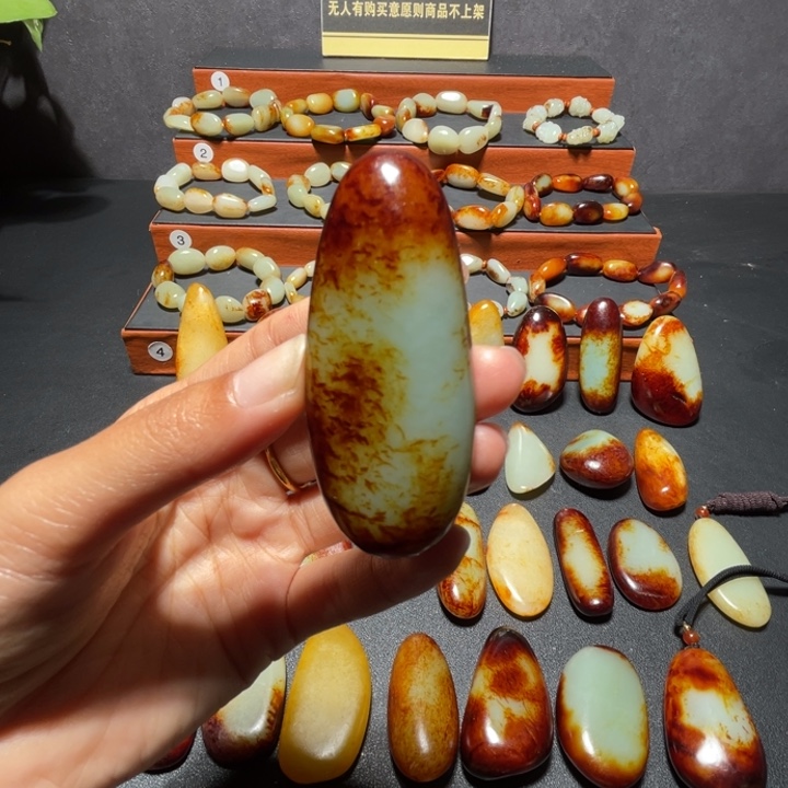 红***色和田玉未镶嵌颈饰