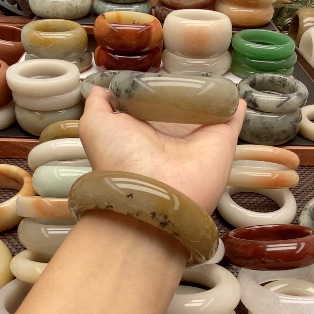 石英质玉（佘太翠）手镯未镶嵌幸**好