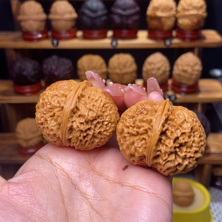 文玩核桃吊坠珊瑚元宝7