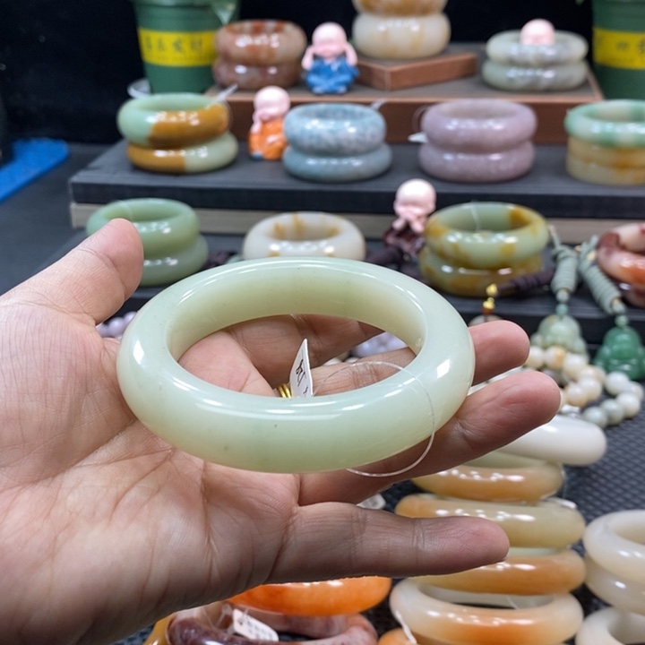 未镶嵌手镯石英岩玉