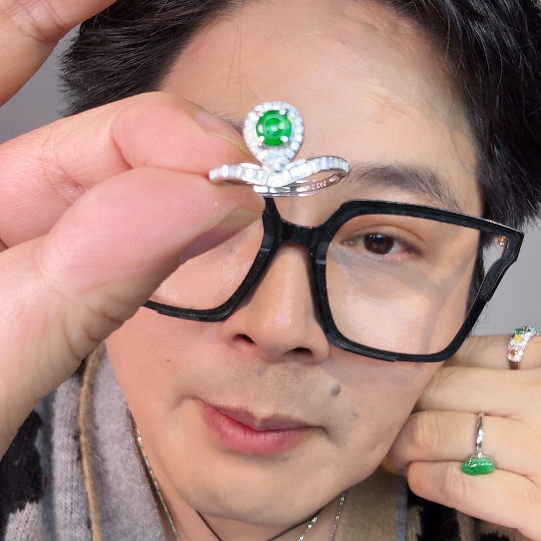 翡翠未镶嵌颈饰一件