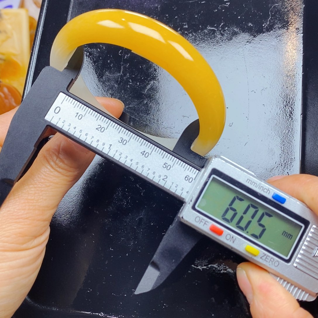 石英质玉（黄龙玉）未镶嵌颈饰