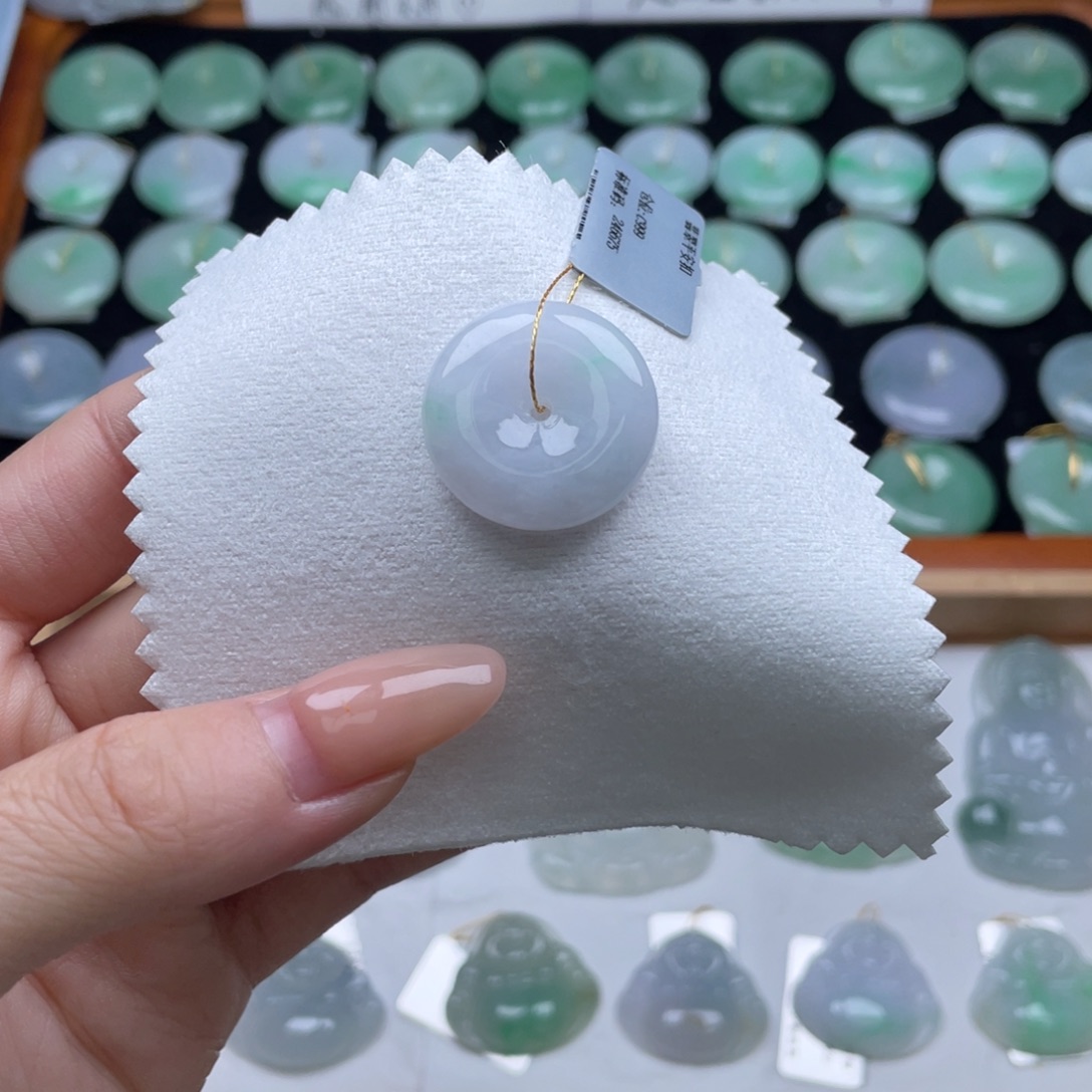 翡翠未镶嵌颈饰平安扣