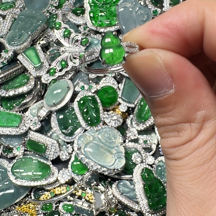 翡翠未镶嵌颈饰天然A货翡翠放漏