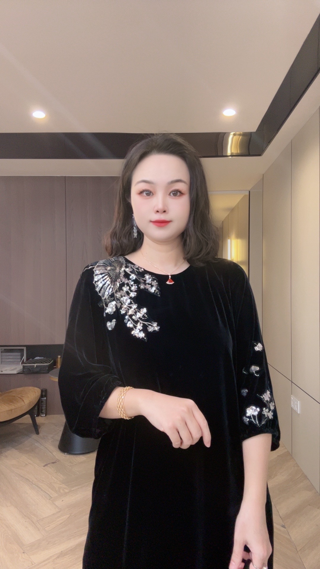 YS155刺绣散片花型真丝丝绒黑色女士气质连衣裙m118