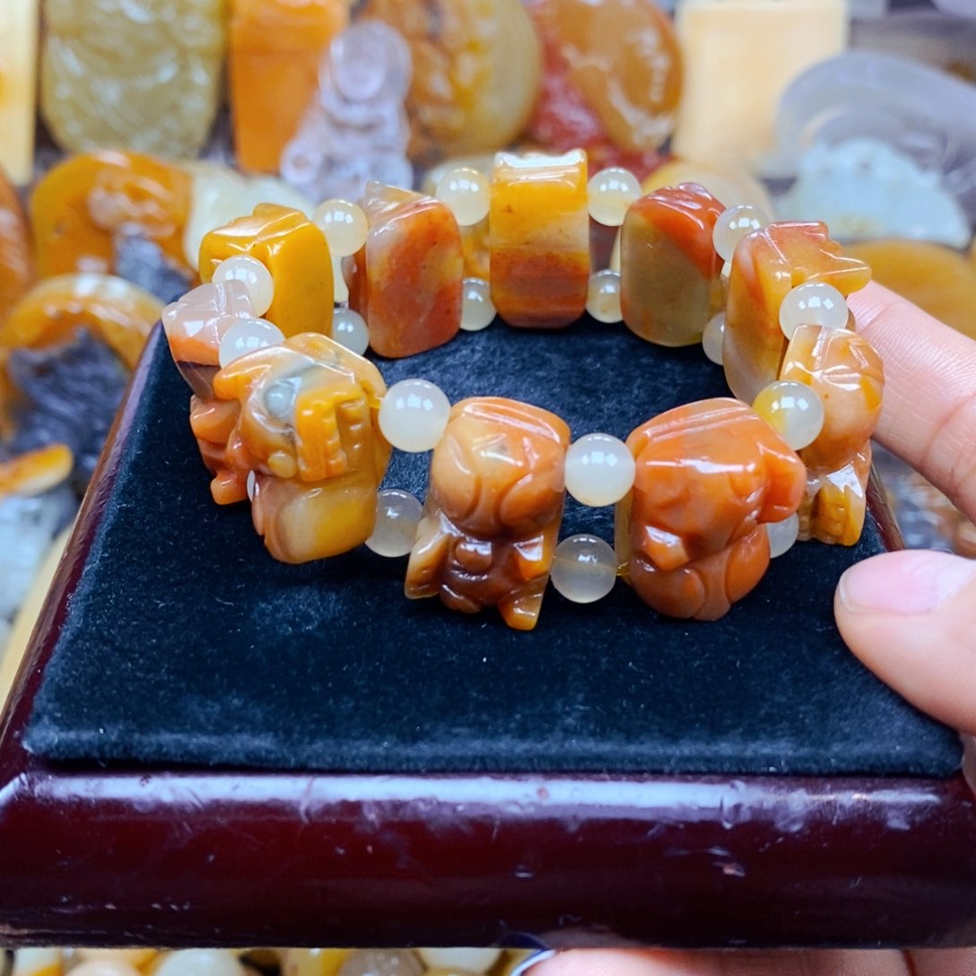 石英质玉（黄龙玉）未镶嵌颈饰