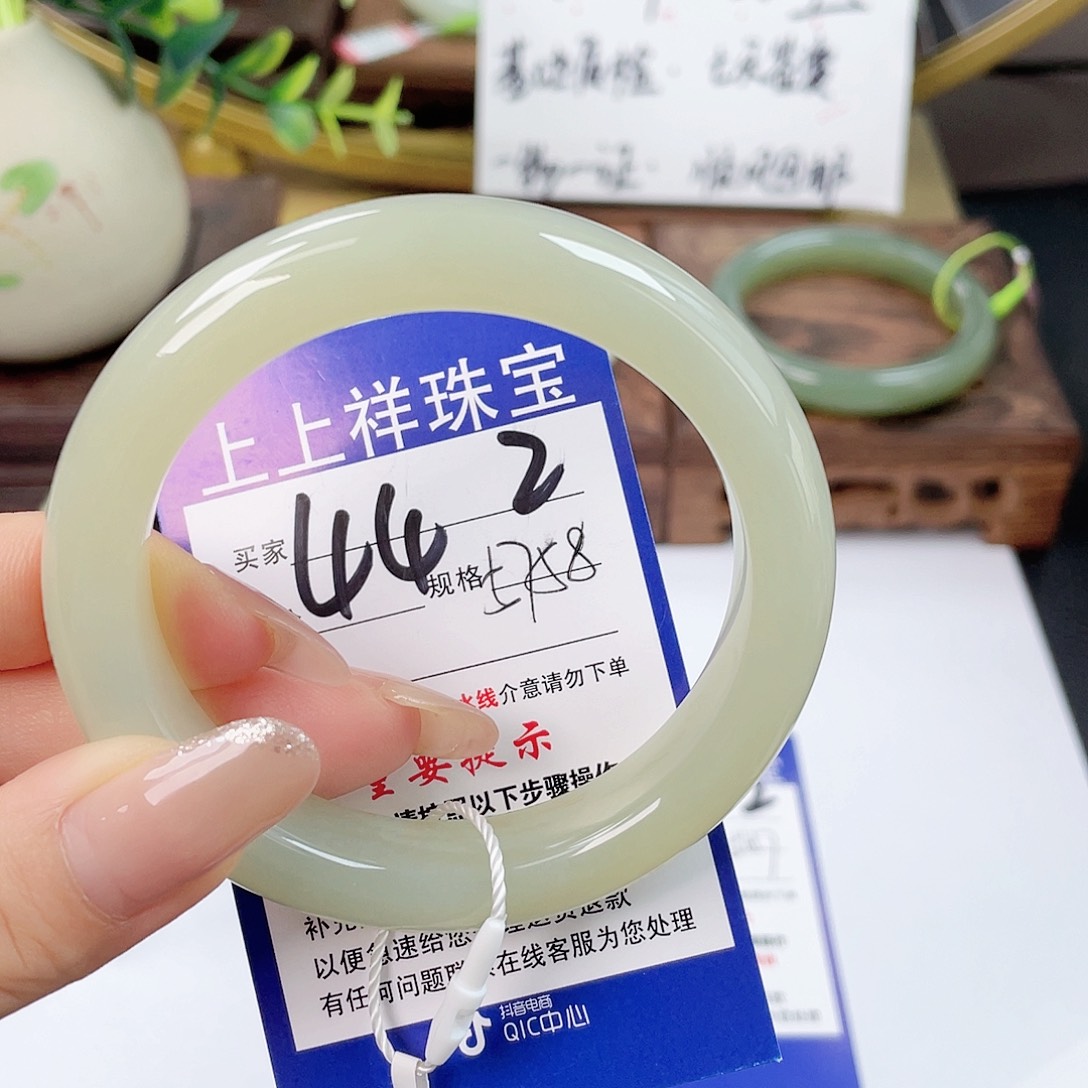 和田玉未镶嵌手镯