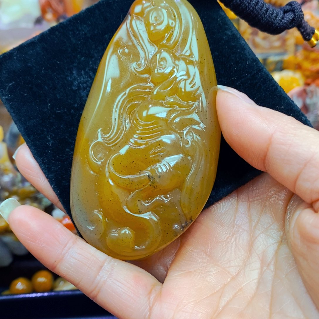 未镶嵌石英质玉（黄龙玉）颈饰