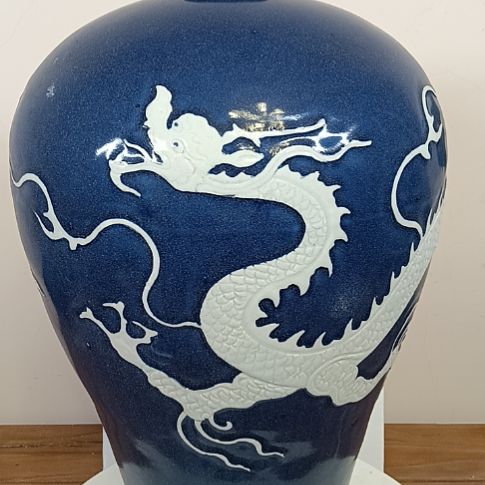 摆件祭蓝釉白龙大梅瓶