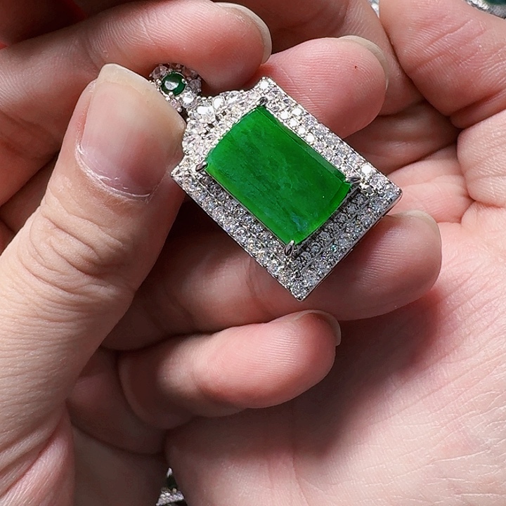 翡翠颈饰未镶嵌天然A货翡翠放漏