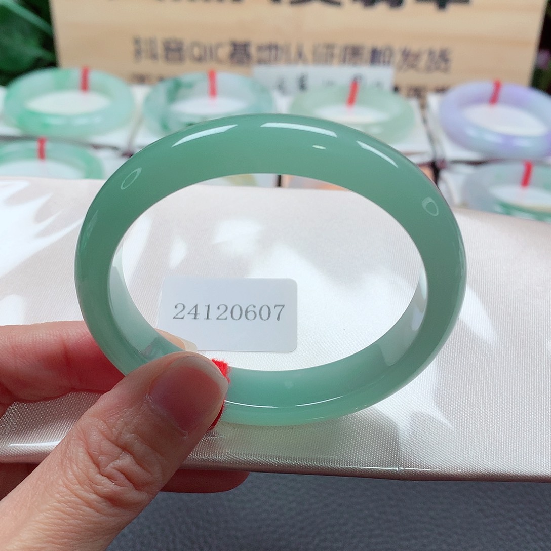翡翠手镯（贵妃镯）未镶嵌天然A货翡翠手镯