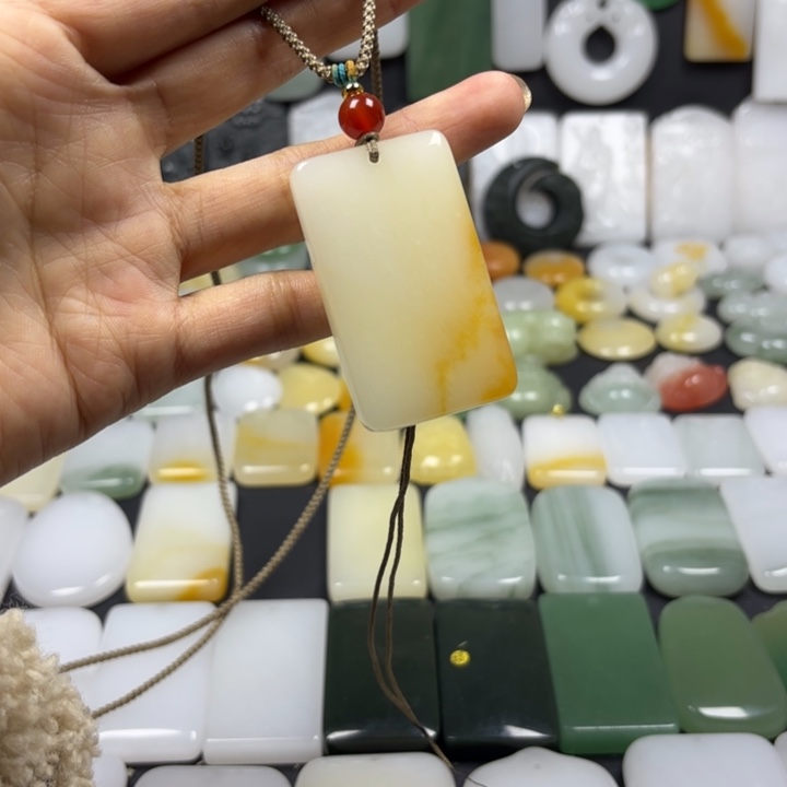 石英质玉（金丝玉）未镶嵌颈饰