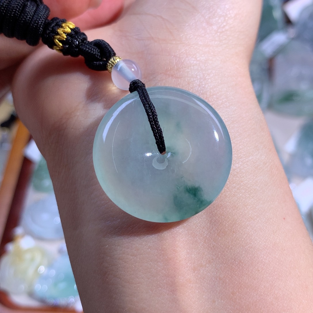 翡翠颈饰未镶嵌平安扣