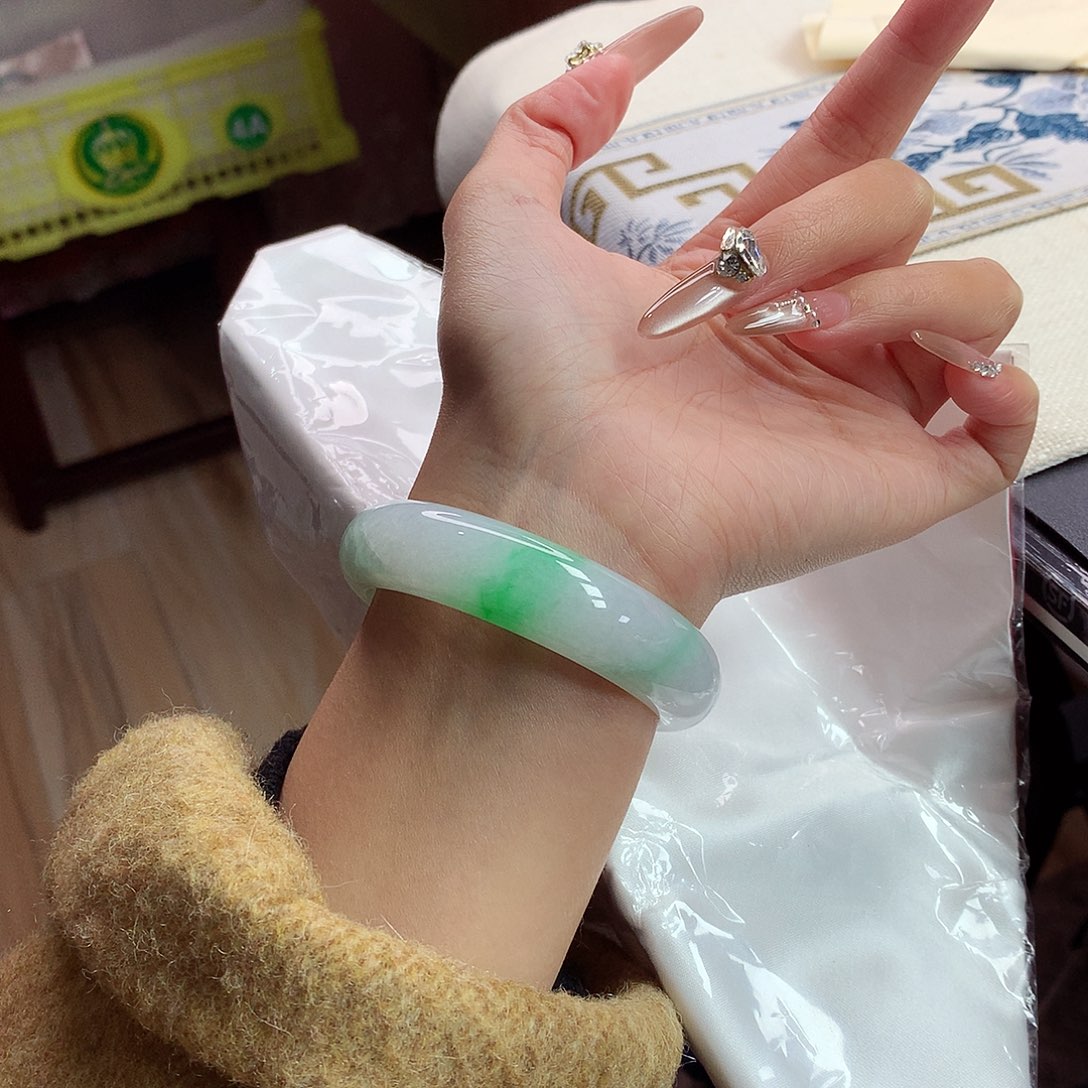 翡翠手镯未镶嵌54圈