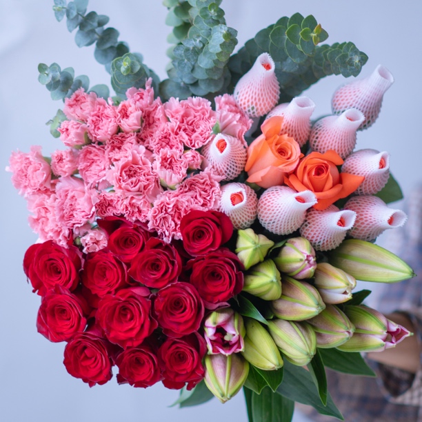 红玫瑰+粉玫瑰+康乃馨+香水百合+配草+营养液2