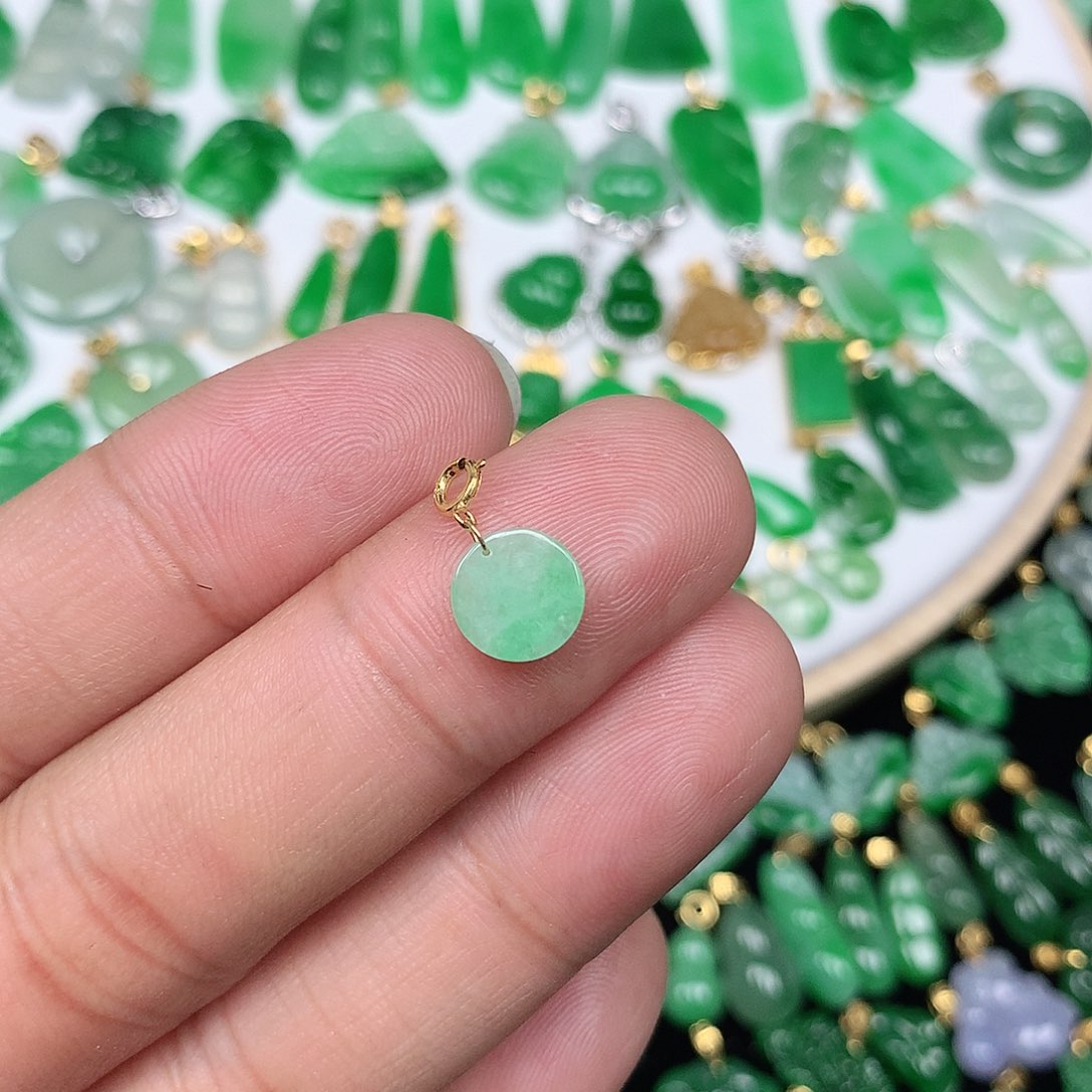 翡翠配石18K金扣头 小巧精美飘阳绿小圆牌