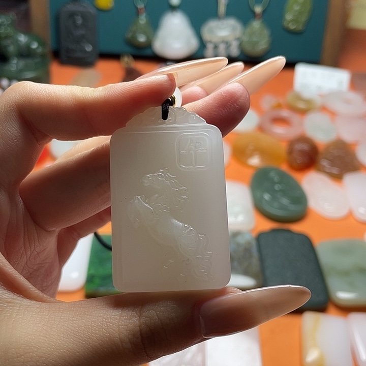 石英质玉（金丝玉）未镶嵌颈饰