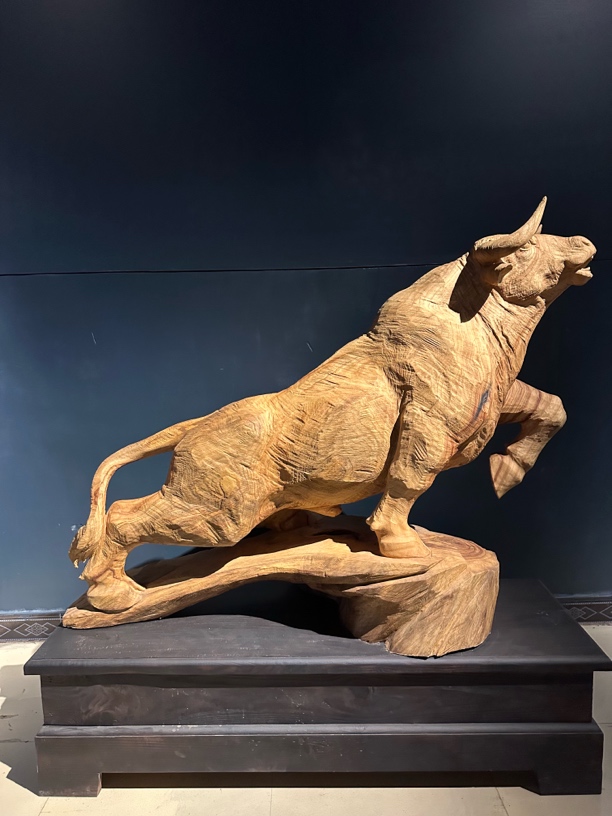 品名：斗牛 牛气冲天 尺寸152×50×155