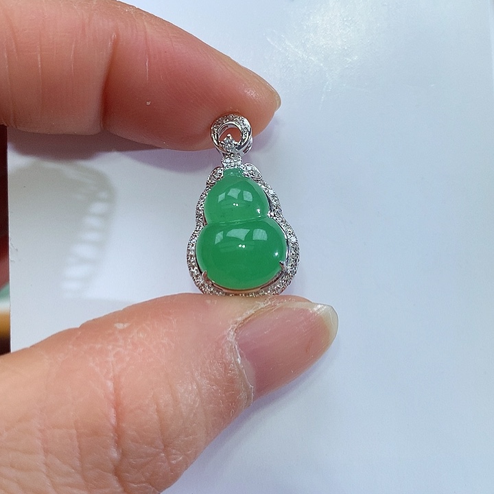 翡翠18K金镶嵌颈饰葫芦