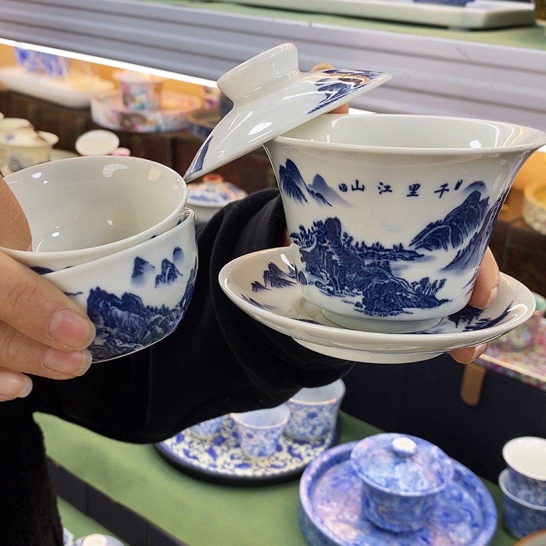 盖碗里的水煮开后放入