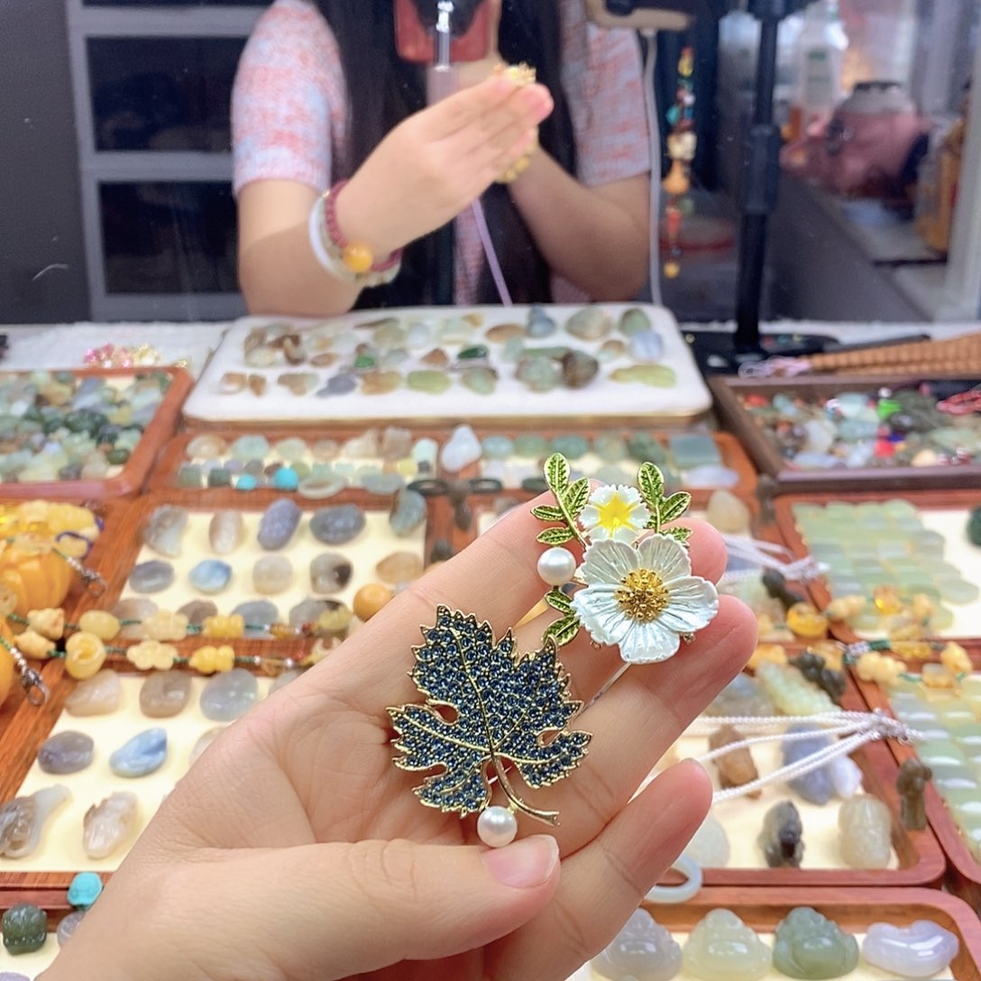 淡水珍珠合金胸饰