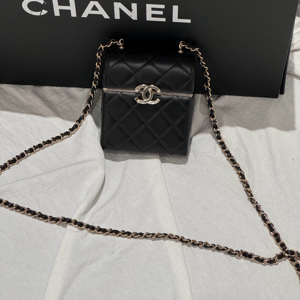 全新未使用 Chanel/香奈儿 22P 硬盒子晚宴 链条包黑金菱格带镜子