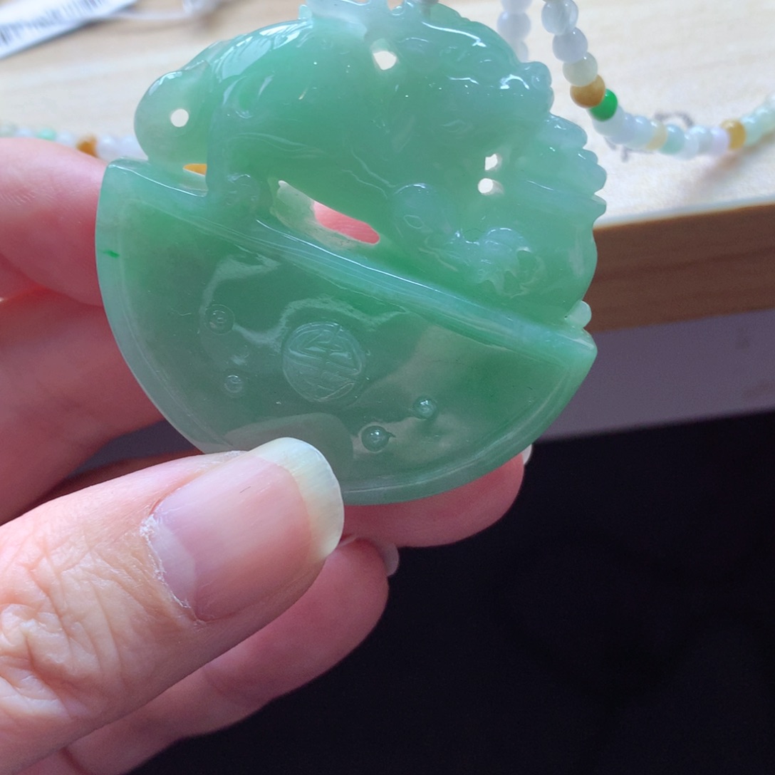 翡翠颈饰未镶嵌吊坠