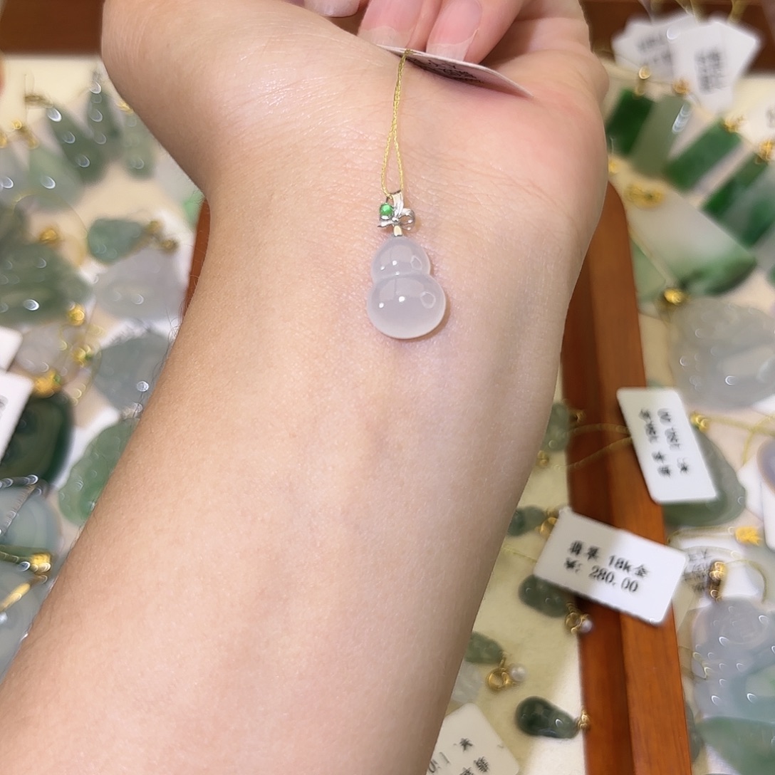 雪***花翡翠18K金镶嵌颈饰葫芦