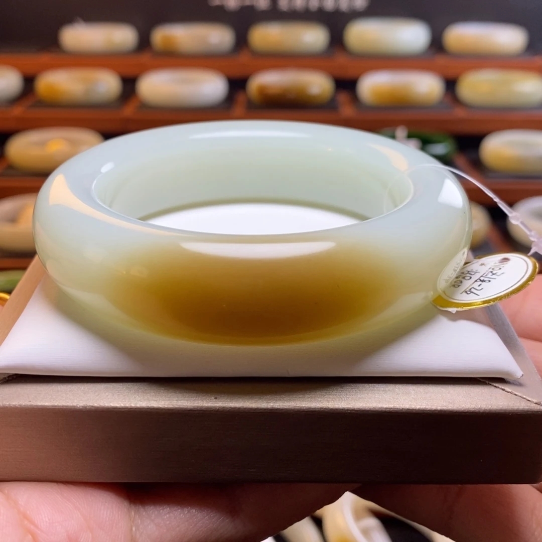 精品糖糯白肉和田玉手镯