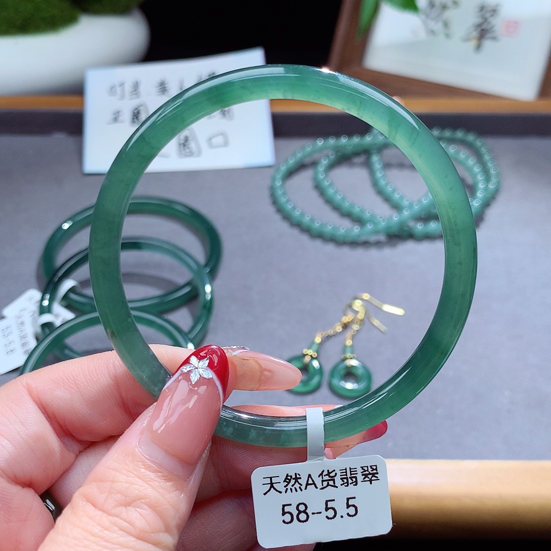 翡翠手镯（圆镯）未镶嵌