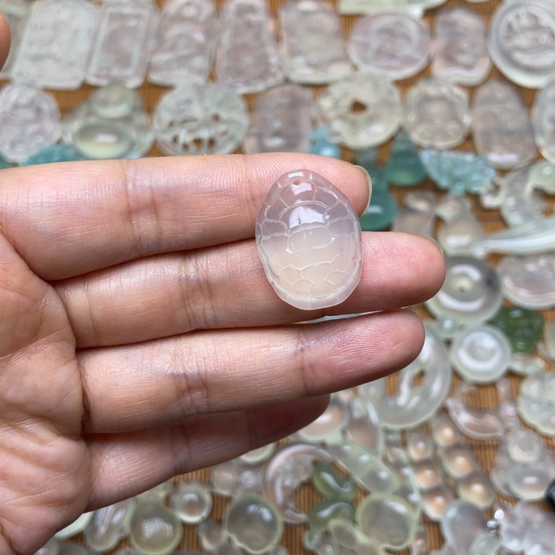 未镶嵌蛇纹石玉颈饰竹*