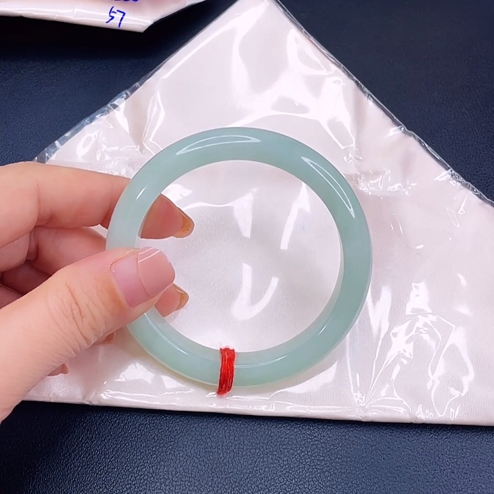翡翠未镶嵌手镯冰绿
