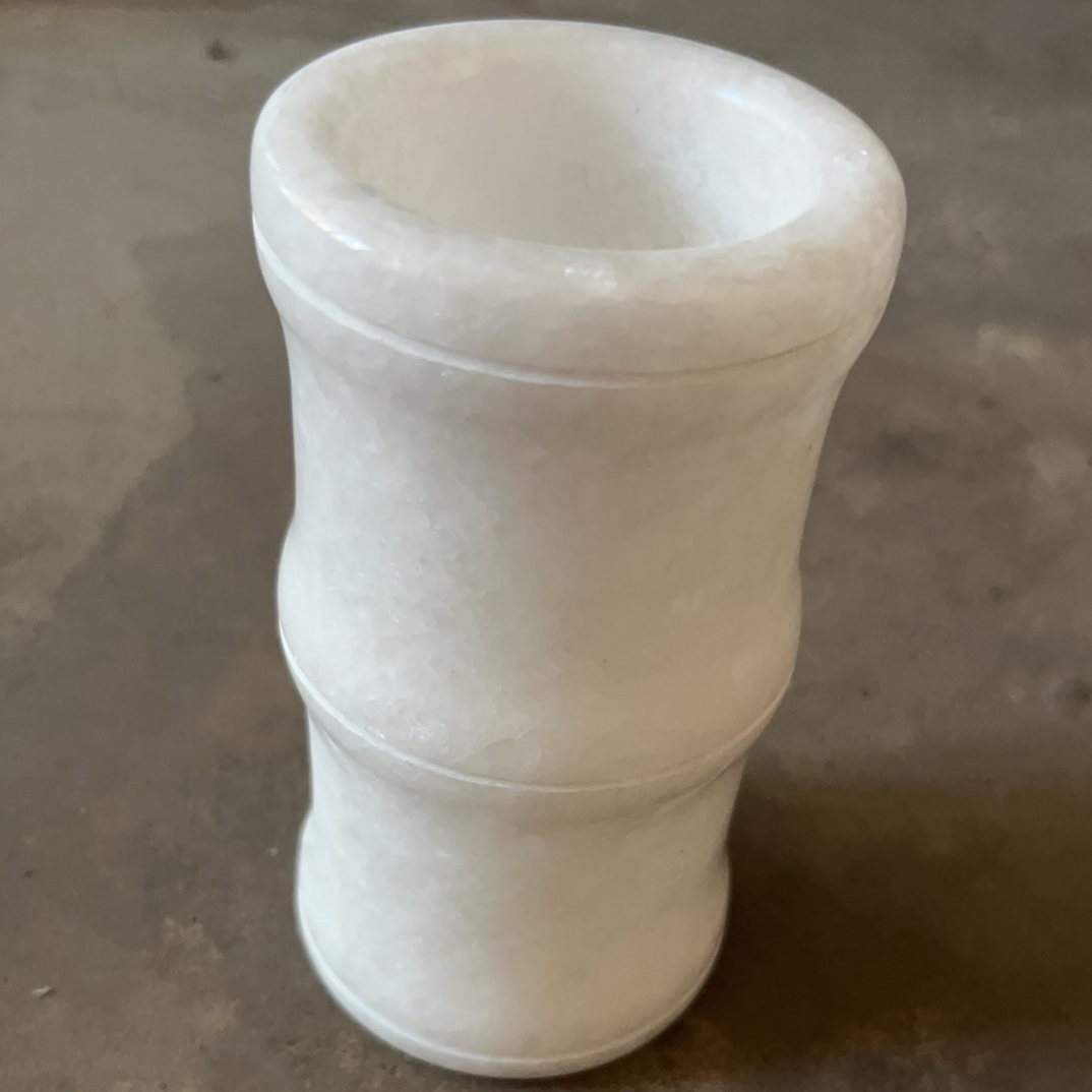 汉白玉石雕笔筒，直径7公分，高度13公分