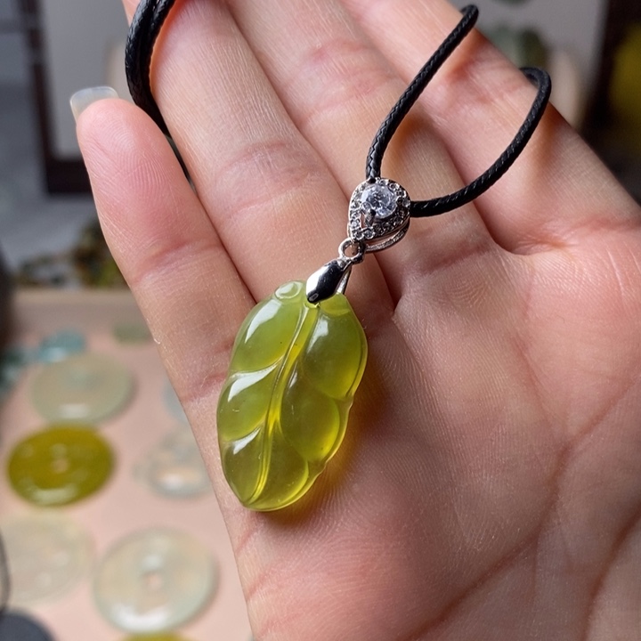 蛇纹石玉颈饰未镶嵌