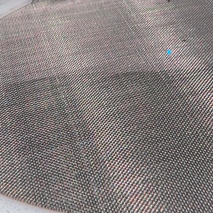 灯科鱼左下缸21号白金缎带一2.5厘米有黑点一条