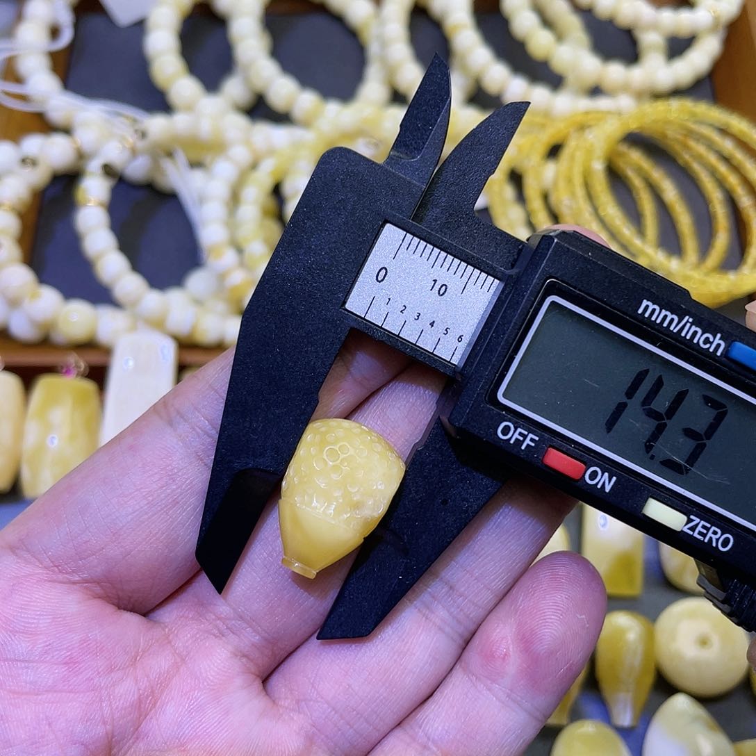 蜜蜡手串未镶嵌三通