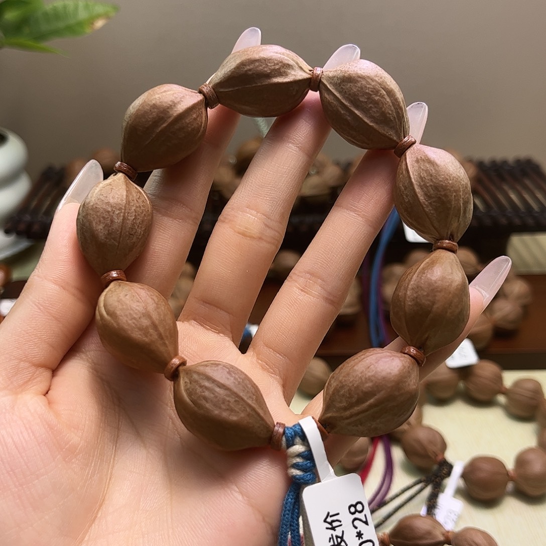 股***红吊坠橄榄核梅林铁核文玩手串