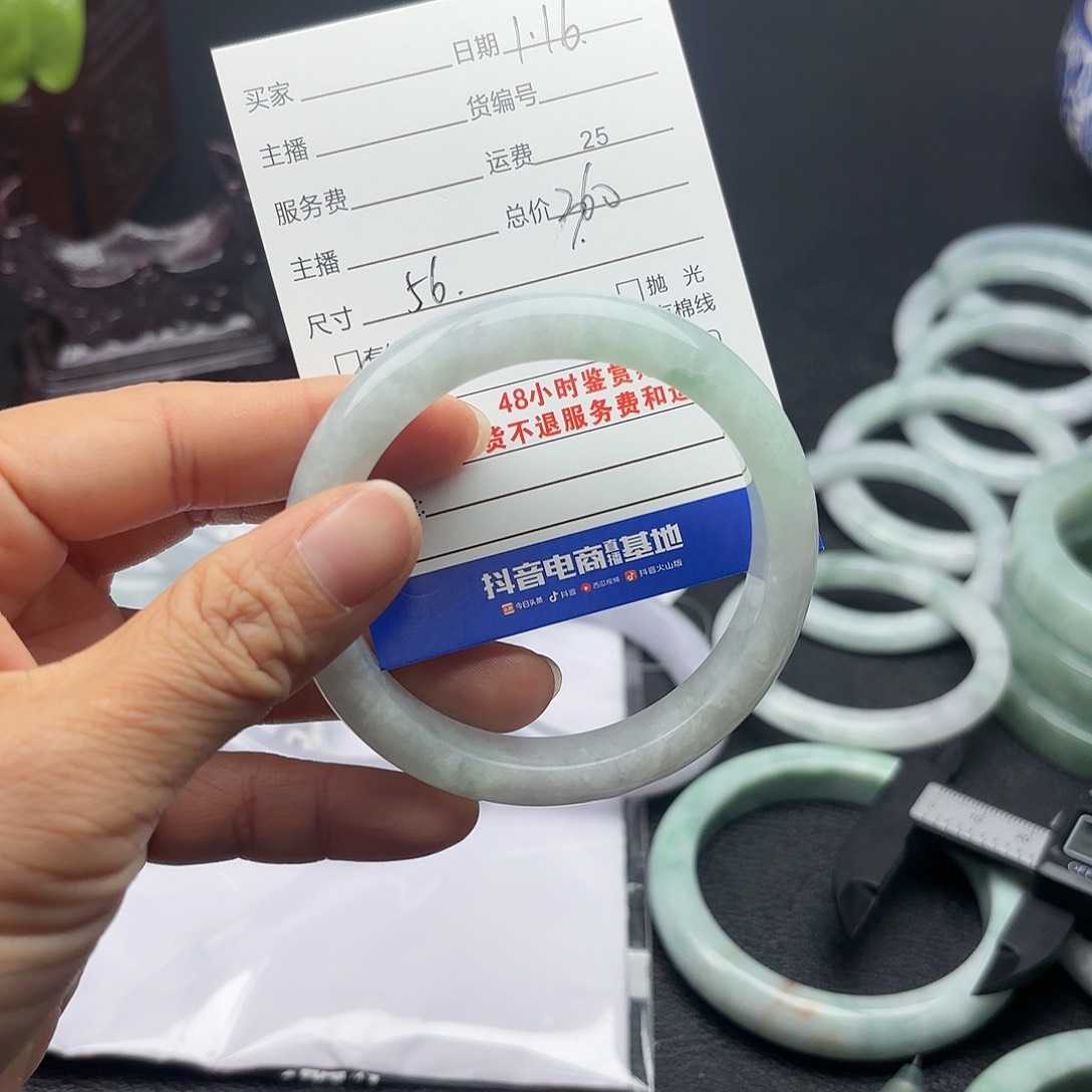 翡翠手镯未镶嵌翡翠手镯