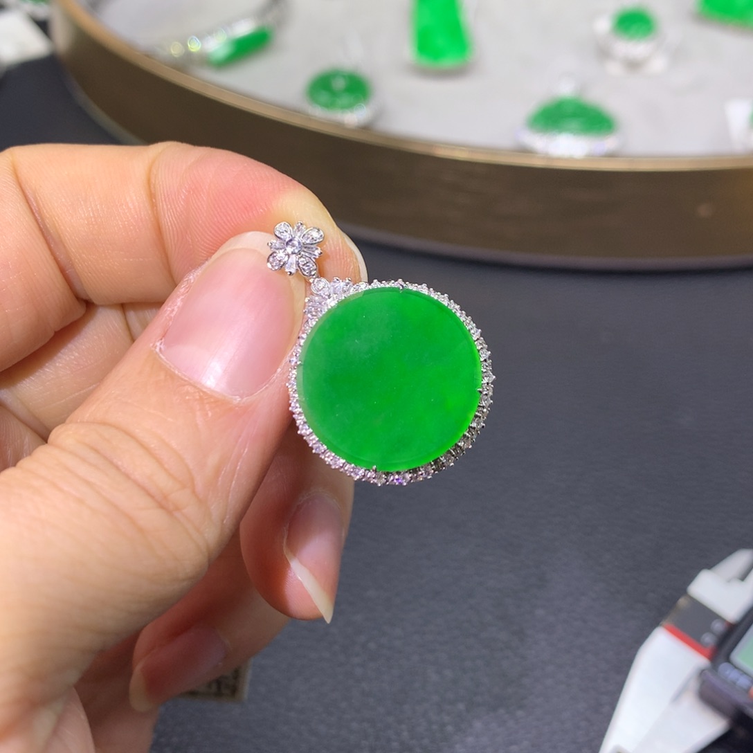 翡翠颈饰18K金镶嵌翡翠