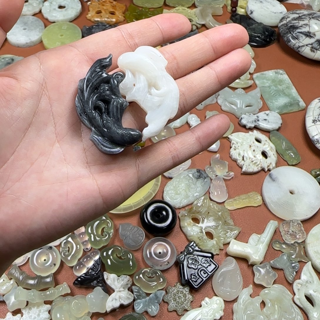 蛇纹石玉未镶嵌颈饰双鱼