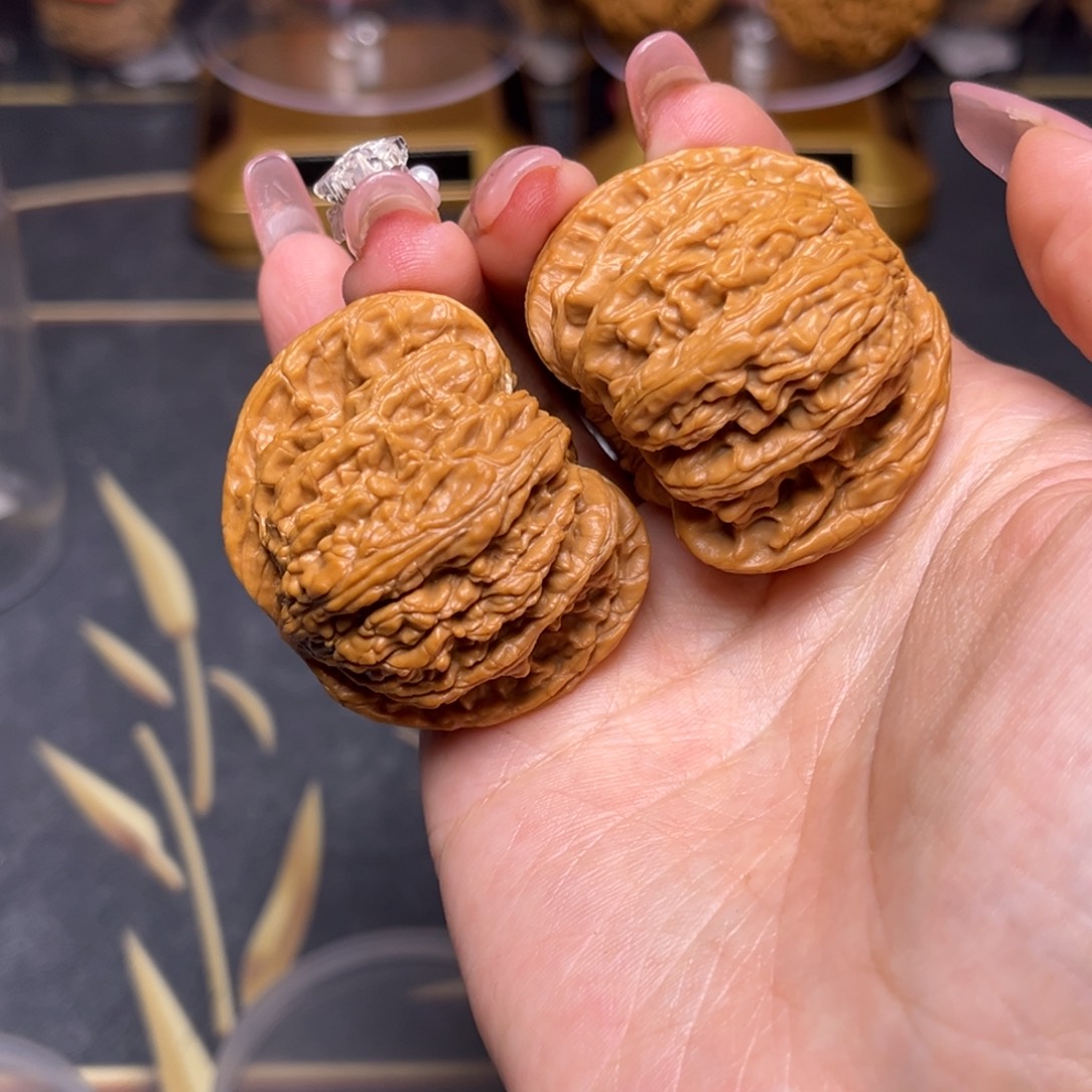 辰***钰文玩核桃吊坠密纹