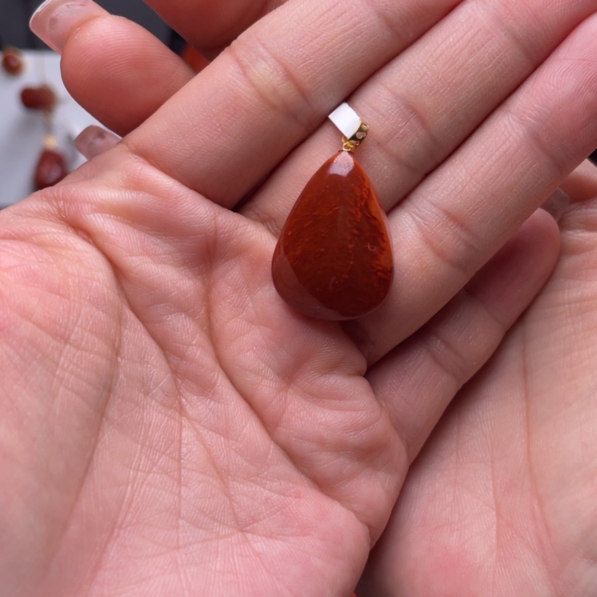【闪购商品】南红玛瑙水滴吊坠18K金镶嵌枳*?