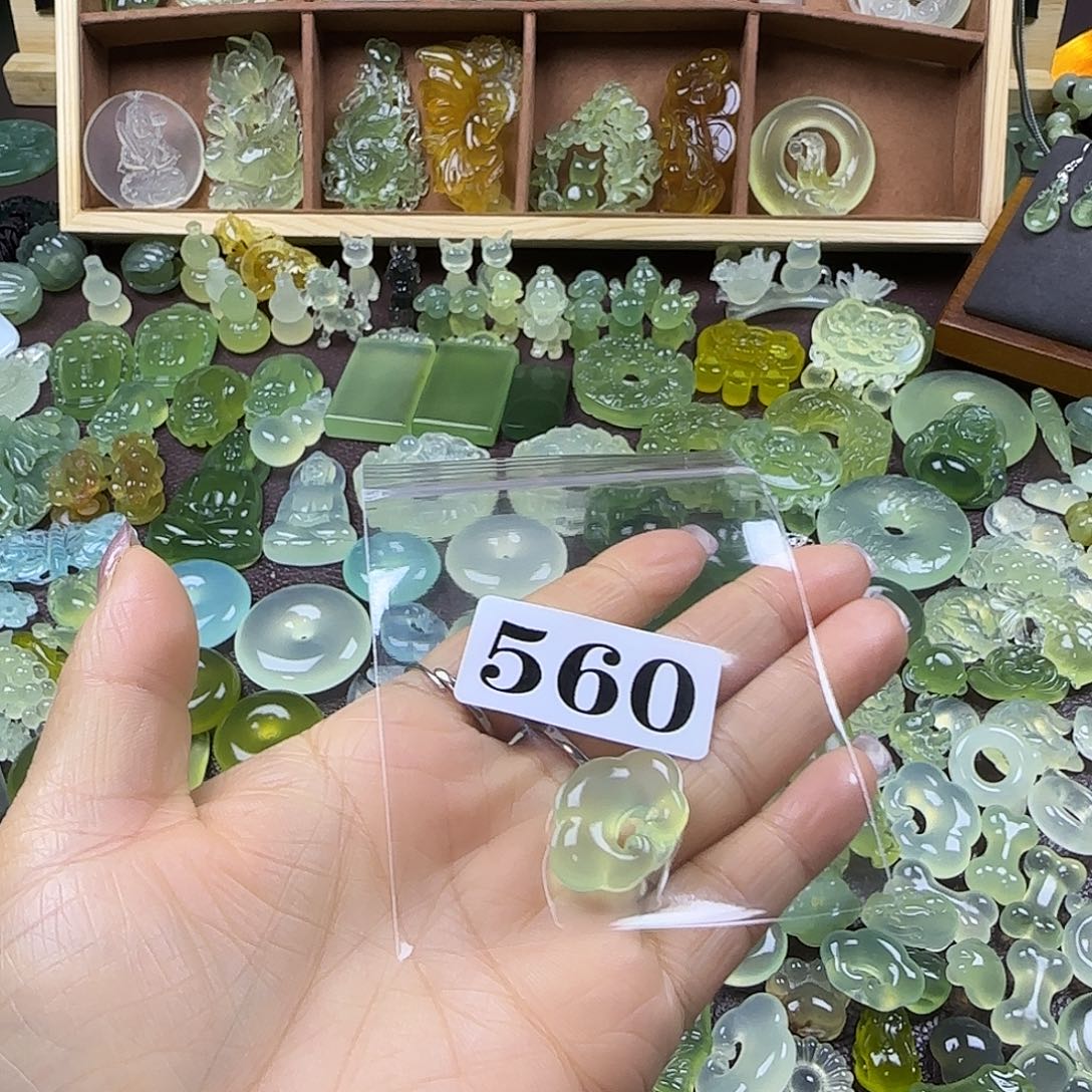 揽***月蛇纹石玉未镶嵌岫玉吊坠