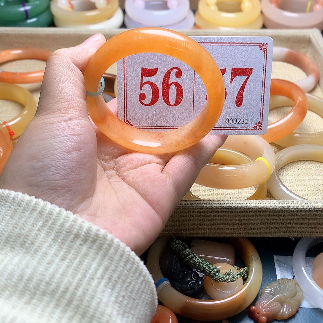 未镶嵌石英质玉（黄龙玉）手镯