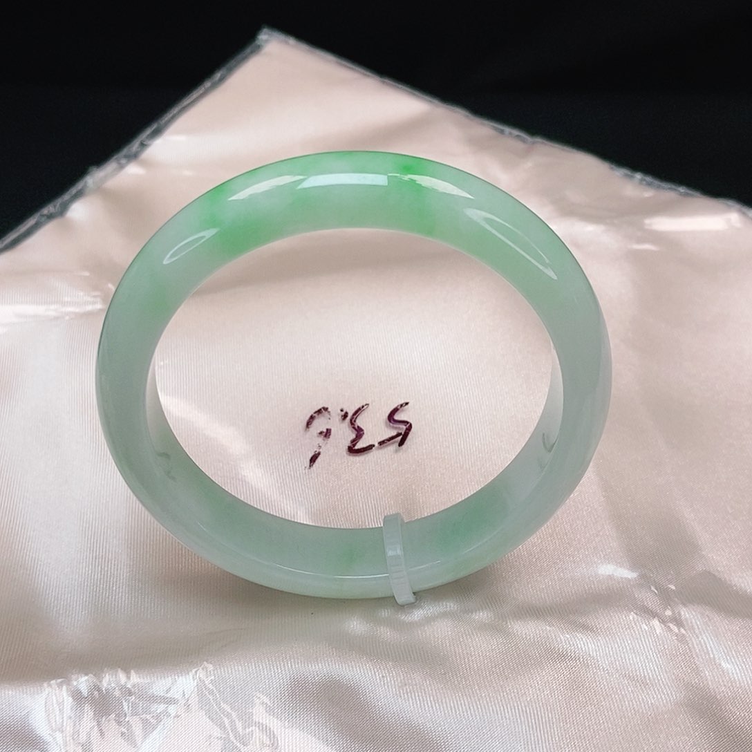 翡翠手镯未镶嵌泥鳅背