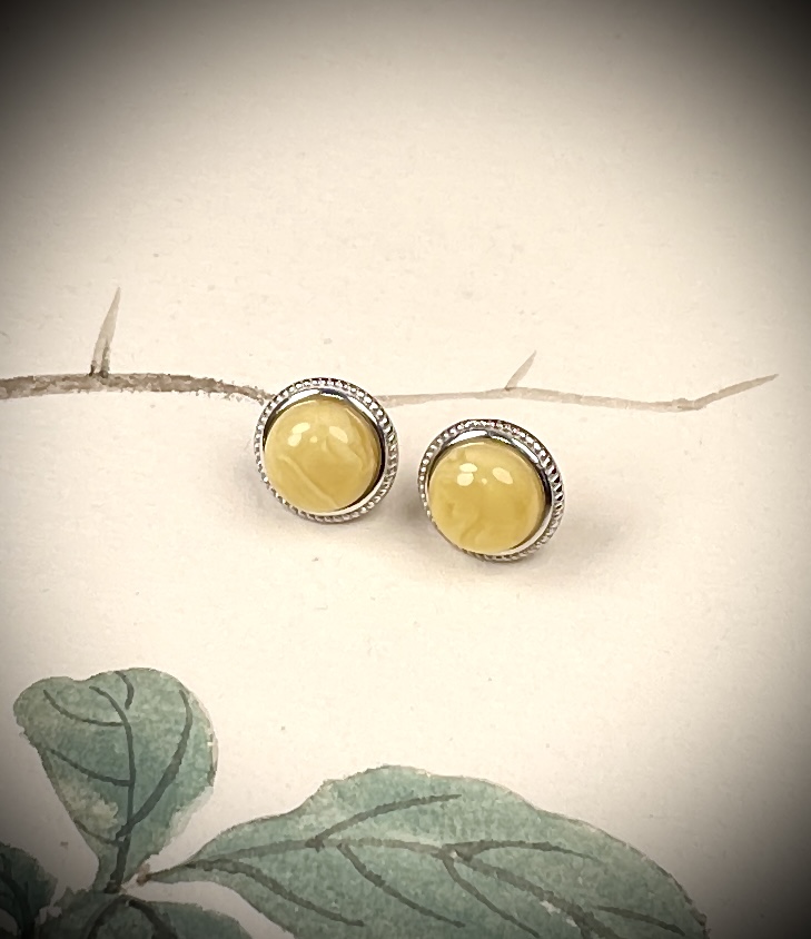 《假一赔四》天然蜜蜡浓白蜡蛋面女士女款耳钉S925银镶嵌多样性发货