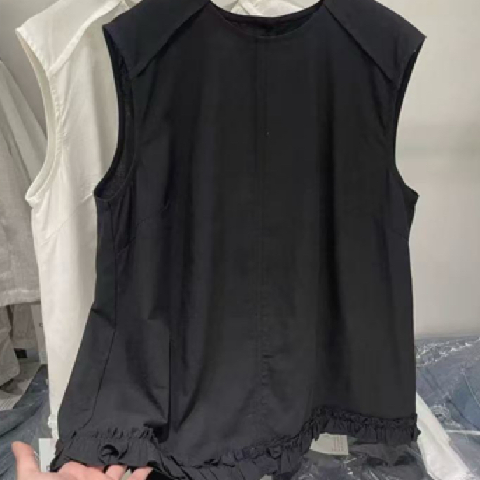 7908下摆花边无袖小衫