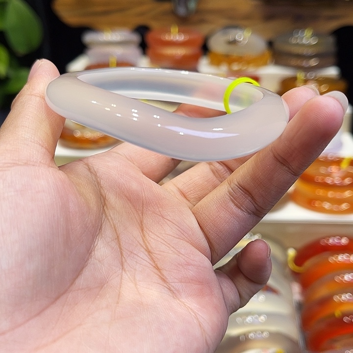 L***r玛瑙/玉髓手镯未镶嵌