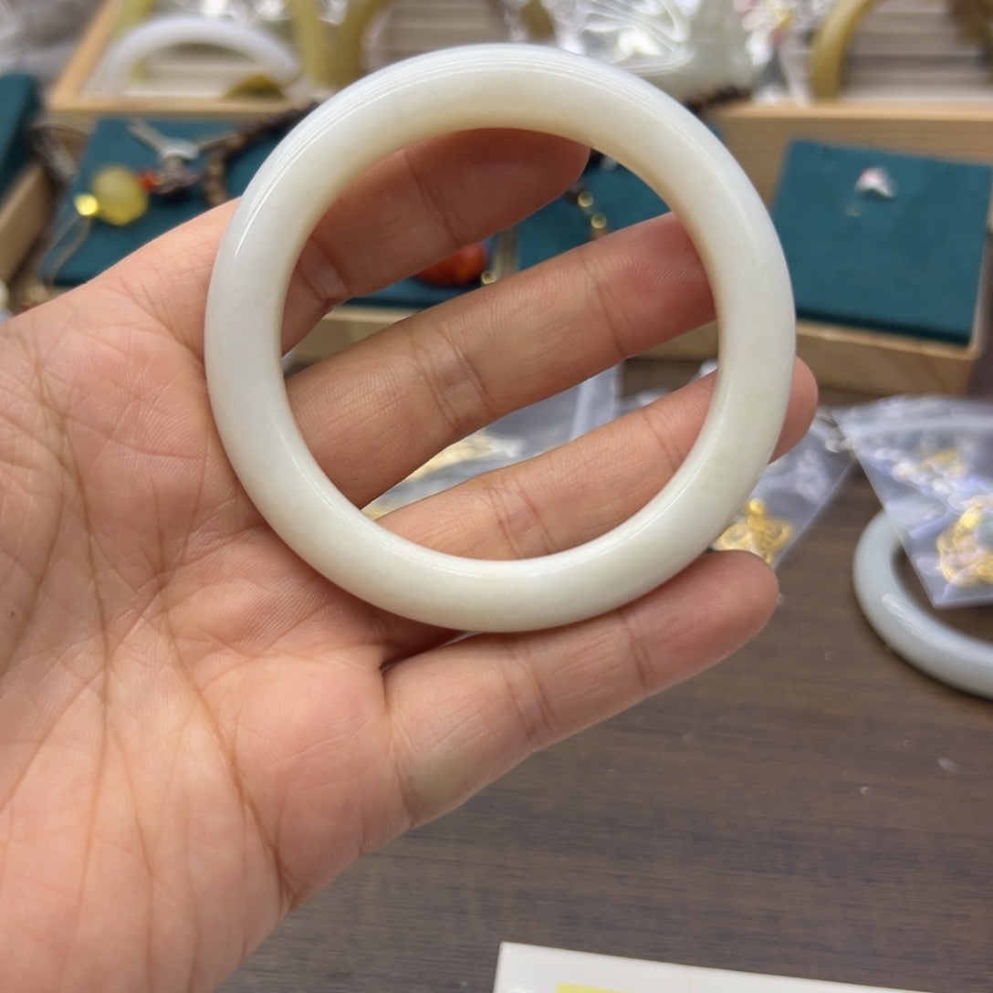 和田玉未镶嵌手镯56圈围1674瑕